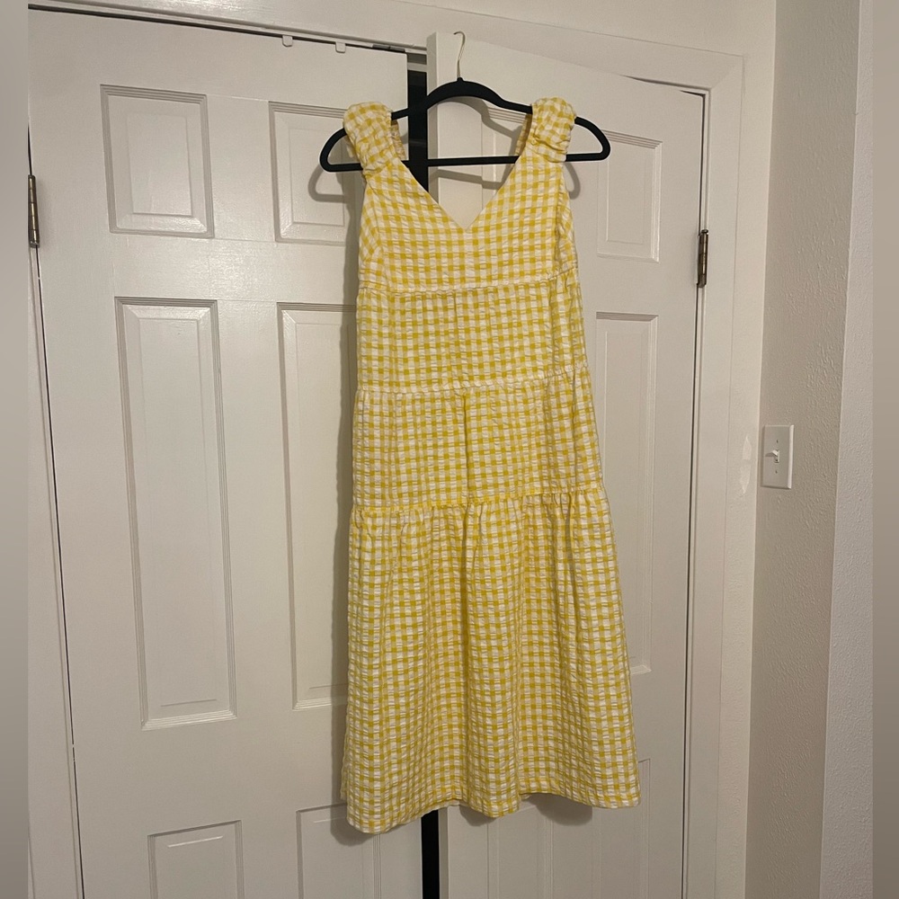 XS petite yellow/white flowy maxi dress. Bow on the back.